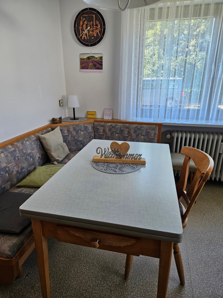 Tisch mit Sitzgelegenheit