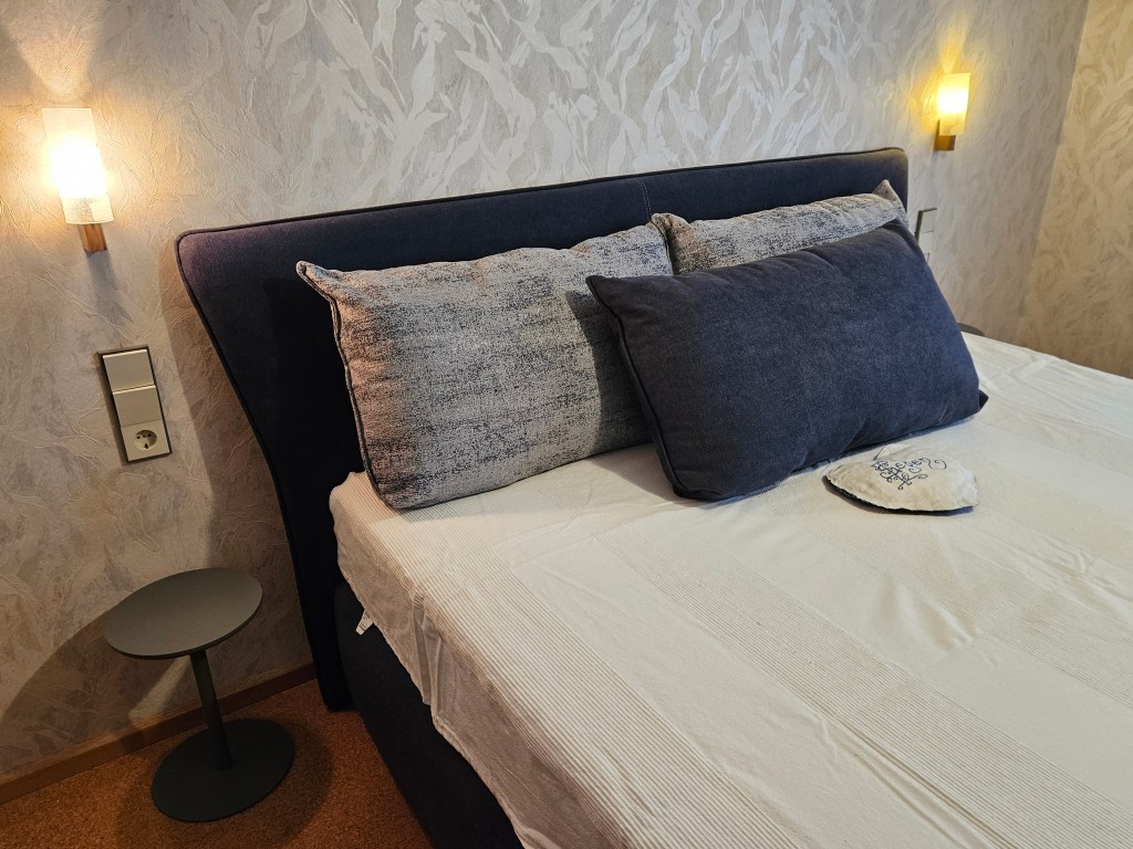 Seitenansicht des Doppelbetts im Schlafzimmer der Ferienwohnung